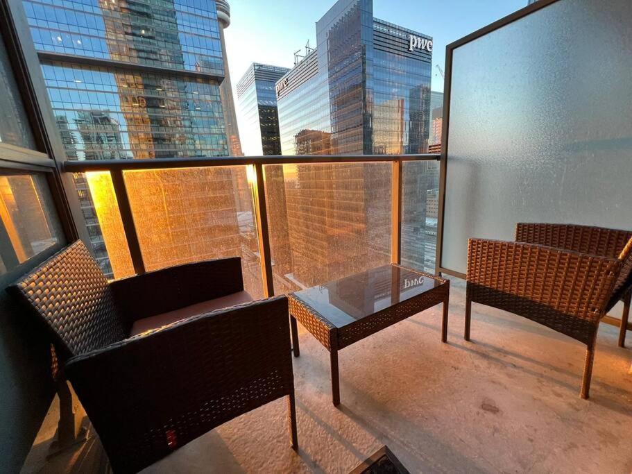 Prestigious 2-Bdrm Condo - Across From Scotiabank Arena Toronto Exterior photo